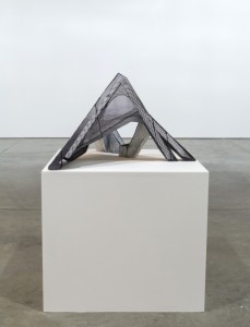 Valérie Blass, Portrait de pont à poutre en porte à faux, noir et blanc, 2013, Polystyrène, peinture acrylique, impression jet d'encre sur papier, colle, plâtre, 22 X 35 X 30". crédits photographiques : Guy L'Heureux