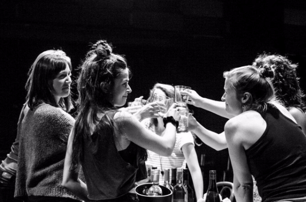 Considérer quelque chose comme nul, inexistant (25 années de négligeables). Table rase du Collectif Chiennes à l&rsquo;Espace Libre