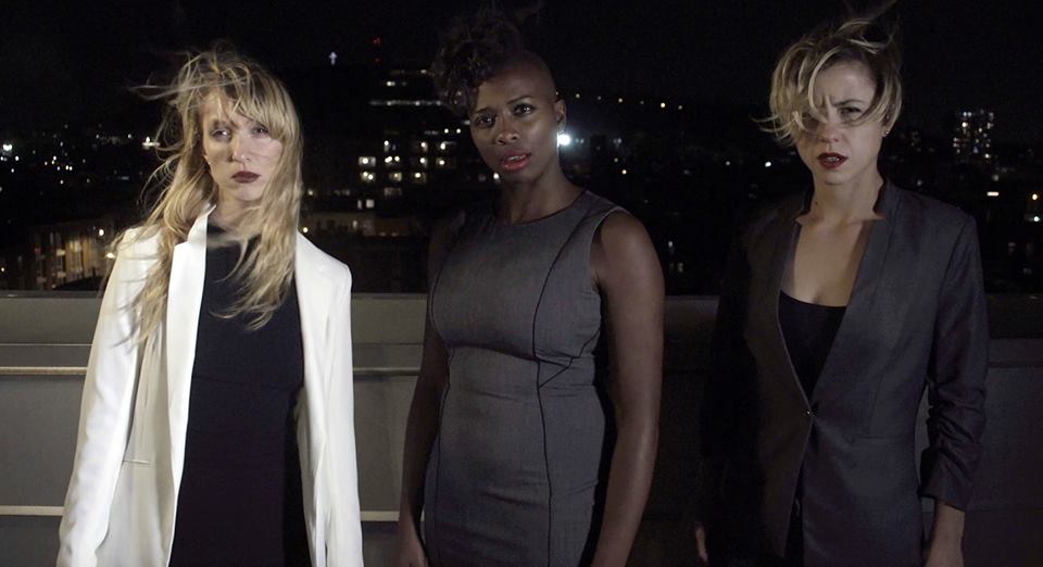 Un <em>ACTION MOVIE</em> en cours. Une pièce multidisciplinaire de WIVES